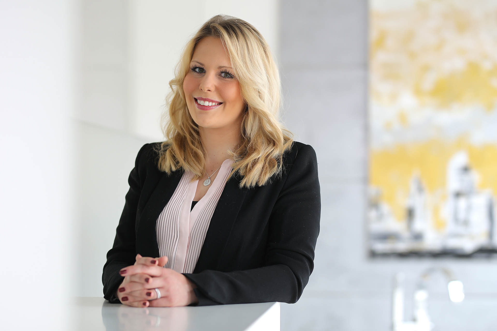 Moderne Unternehmerin vor abstrakter Bürokulisse – Businessportrait