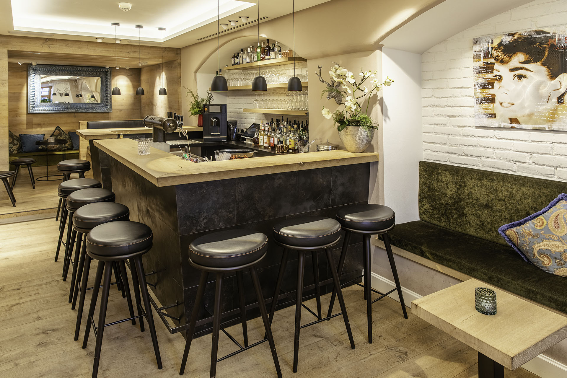 Stylische Hotelbar mit Holztheke und gemütlicher Sitzecke