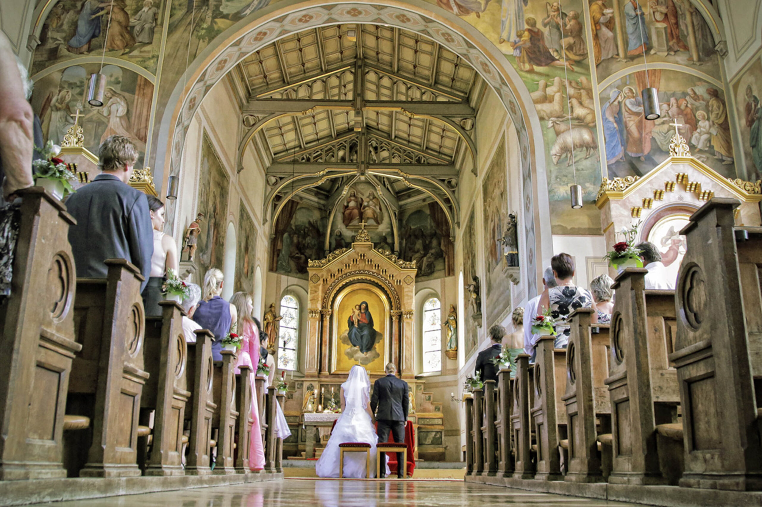 Stylische Hotelbar mit Holztheke und gemütlicher Sitzecke