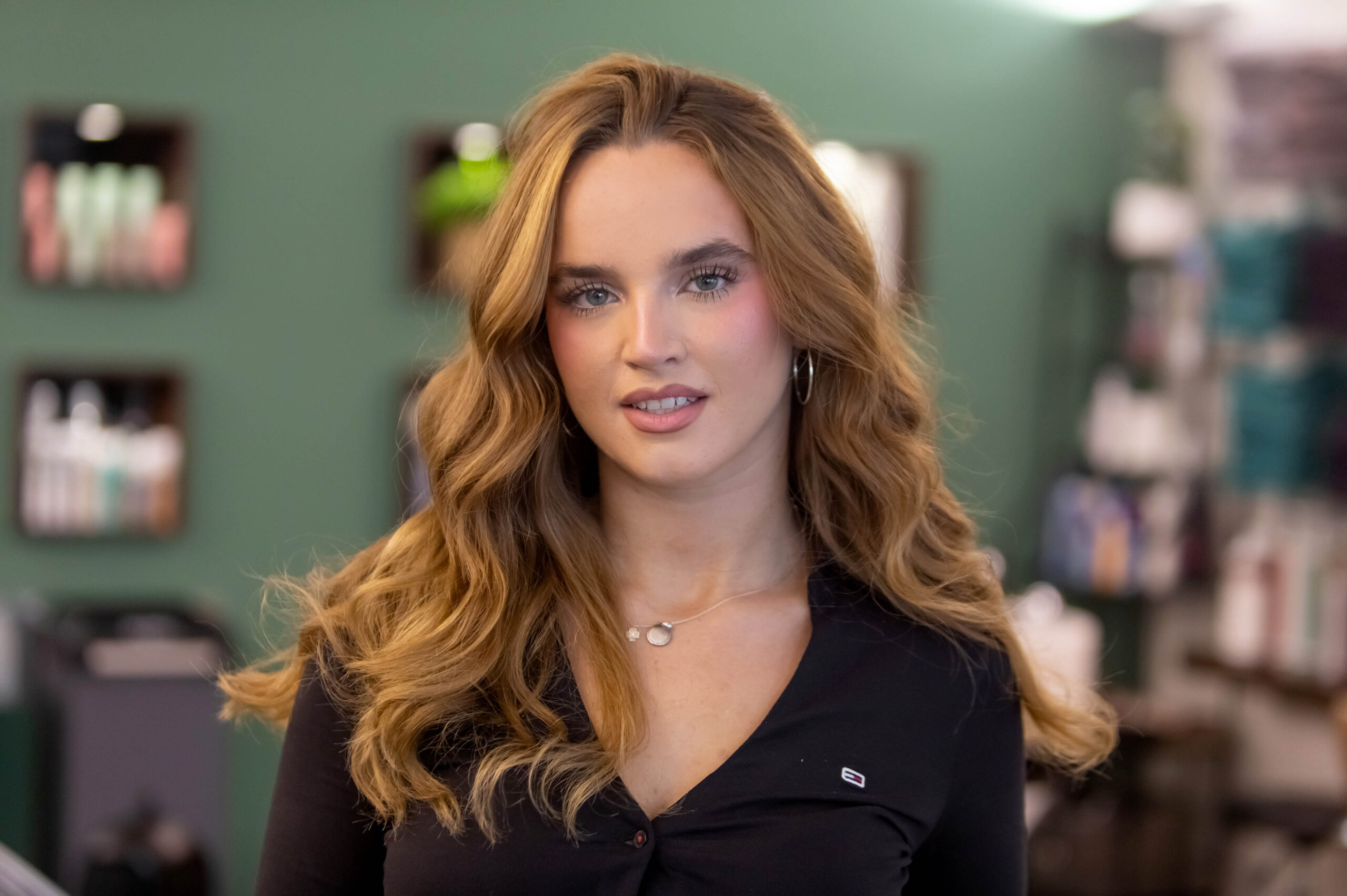 Moderne Unternehmerin vor abstrakter Bürokulisse – Businessportrait